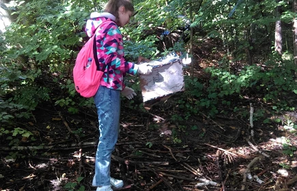 uczniowie podczas sprzątania