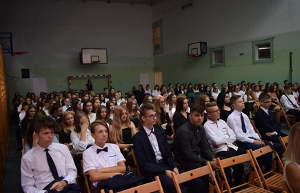 Grupowe zdjęcie uczestnik&oacute;w apelu 