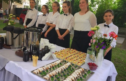 Grupa uczni&oacute;w w strojach kelner&oacute;w