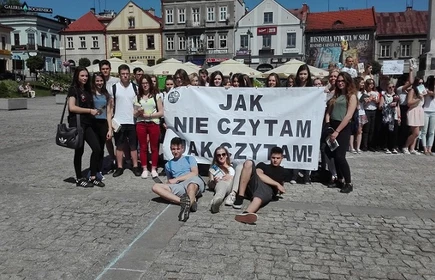 Czytelniczy flash mob na bocheńskim rynku 4