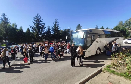 Grupa uczniów na parkingu