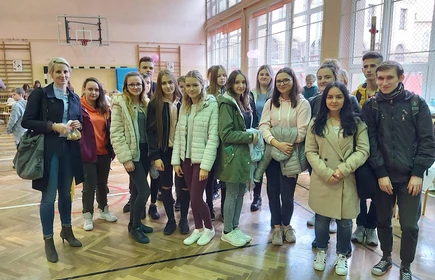 Grupowe zdjęcie uczni&oacute;w wraz z nauczycielem