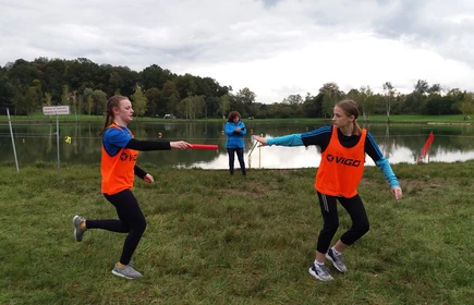 Zdjęcie ukazuję zawodniczki podczas przekazywania pałeczki sztafetowej