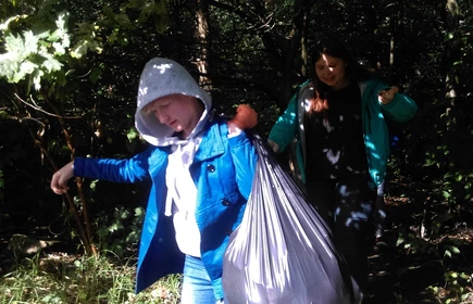 uczniowie podczas sprzątania