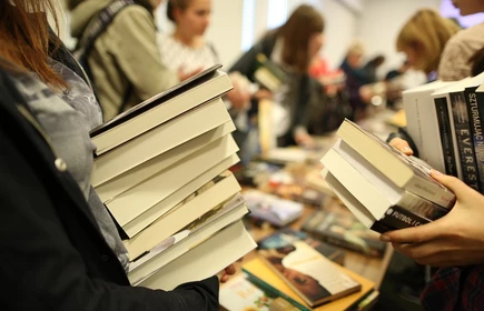 Uczniowie ze dużą ilością książek