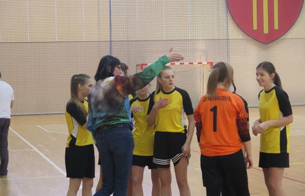 II miejsce w Piłce Ręcznej Dziewcząt 10