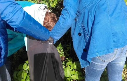 uczniowie podczas sprzątania