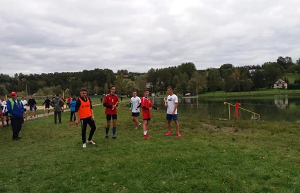 Zdjęcie ukazuję zawodnik&oacute;w podczas biegu