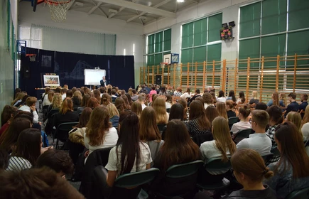 na zdjęciu sala gimnastyczna wypełniona uczestnikami podczas wykładu