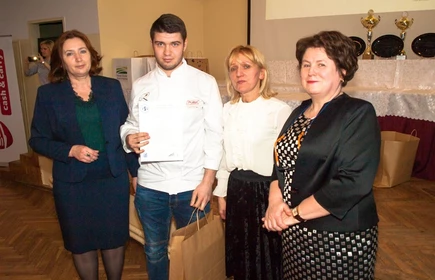 Wyr&oacute;żnienie dla Macieja Kurka na konkursie kulinarnym 1