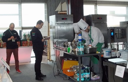 Wyr&oacute;żnienie dla Macieja Kurka na konkursie kulinarnym 6