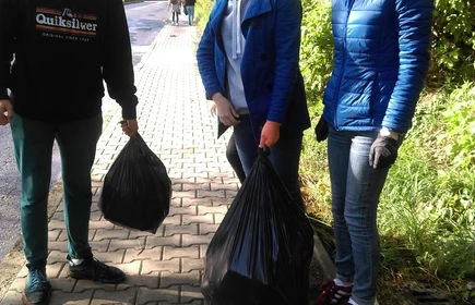 uczniowie podczas sprzątania