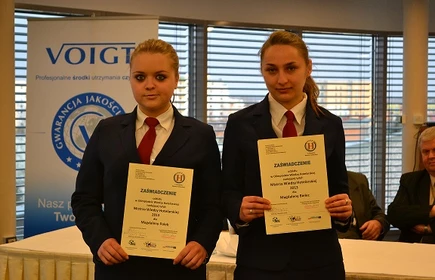 Magda Bielec i Magda Polek z 3 Ted finalistkami V Olimpiady Wiedzy Hotelarskiej 3