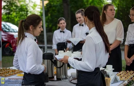 Grupa uczni&oacute;w w strojach kelner&oacute;w