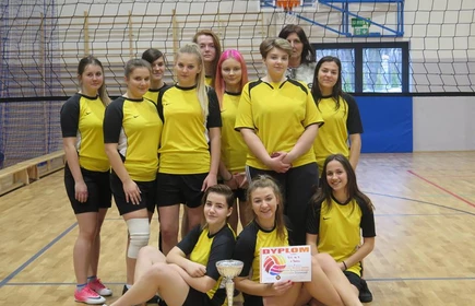 Dziewczęta z Ekonomika Mistrzyniami Powiatu w Siatk&oacute;wce. 13