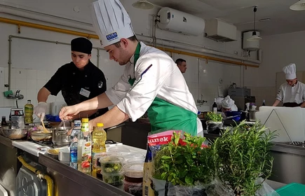 Wyr&oacute;żnienie dla Macieja Kurka na konkursie kulinarnym 4