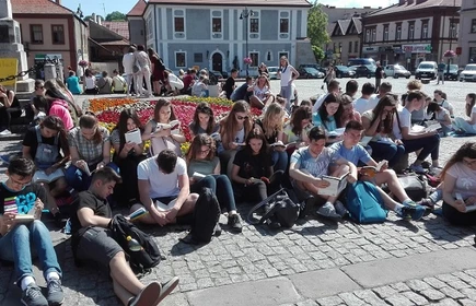 Czytelniczy flash mob na bocheńskim rynku 3