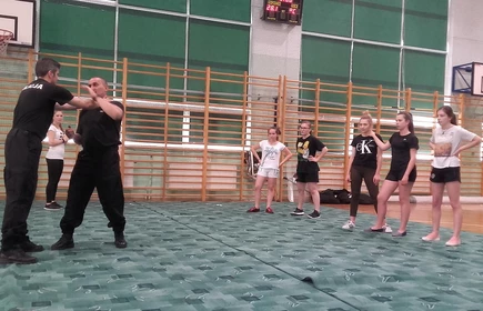 Zajęcia z samoobrony w &bdquo;Ekonomiku&rdquo; 11