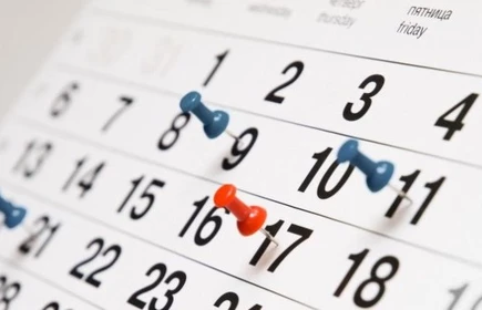 Zdjęcie kalendarza z pineskami