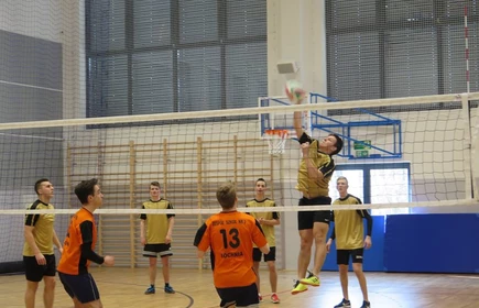 III miejsce chłopc&oacute;w w siatk&oacute;wce. 8