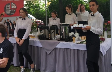 Grupa uczni&oacute;w w strojach kelner&oacute;w