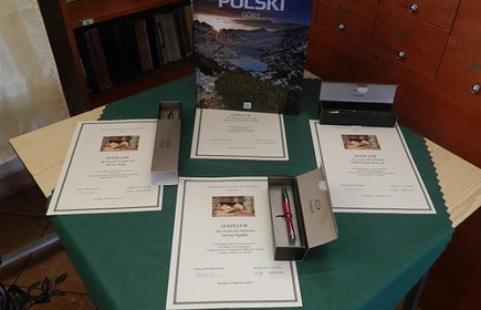 "Książki są jak towarzystwo, kt&oacute;re sobie człowiek dobiera" Monteskiusz  2